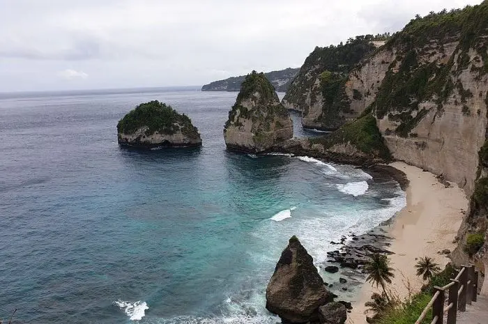 Crystal Bay Bali, Pantai Menakjubkan di Nusa Penida dengan Berbagai Aktivitas Seru